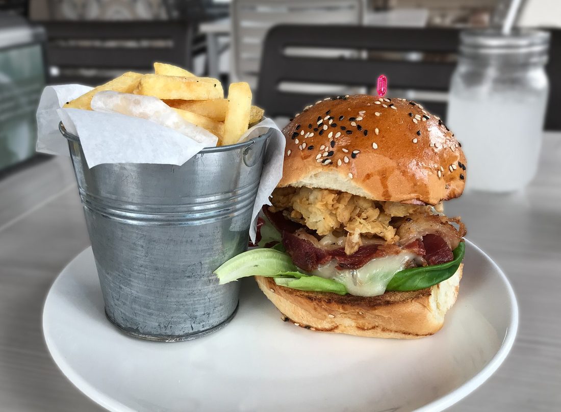 Burger et frites servis en assiette