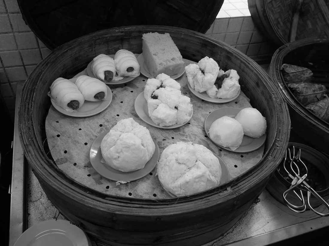 Assortiment de dim sum sur une table