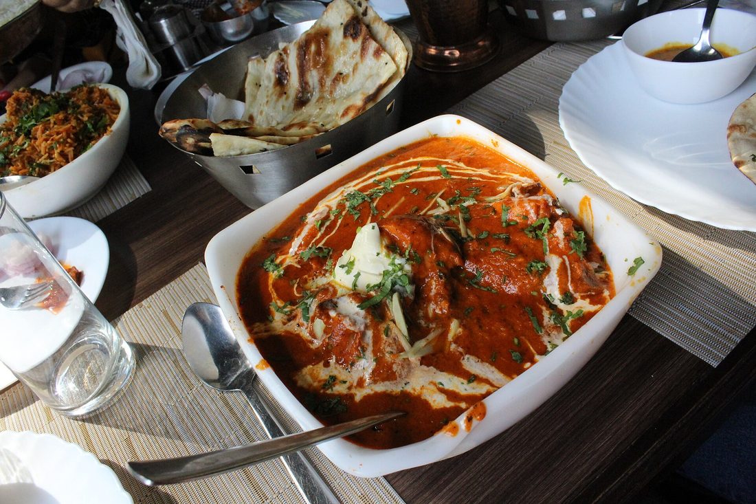 Butter chicken servi en sauce