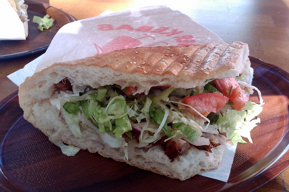 Dœner kebab servi dans un pain pide