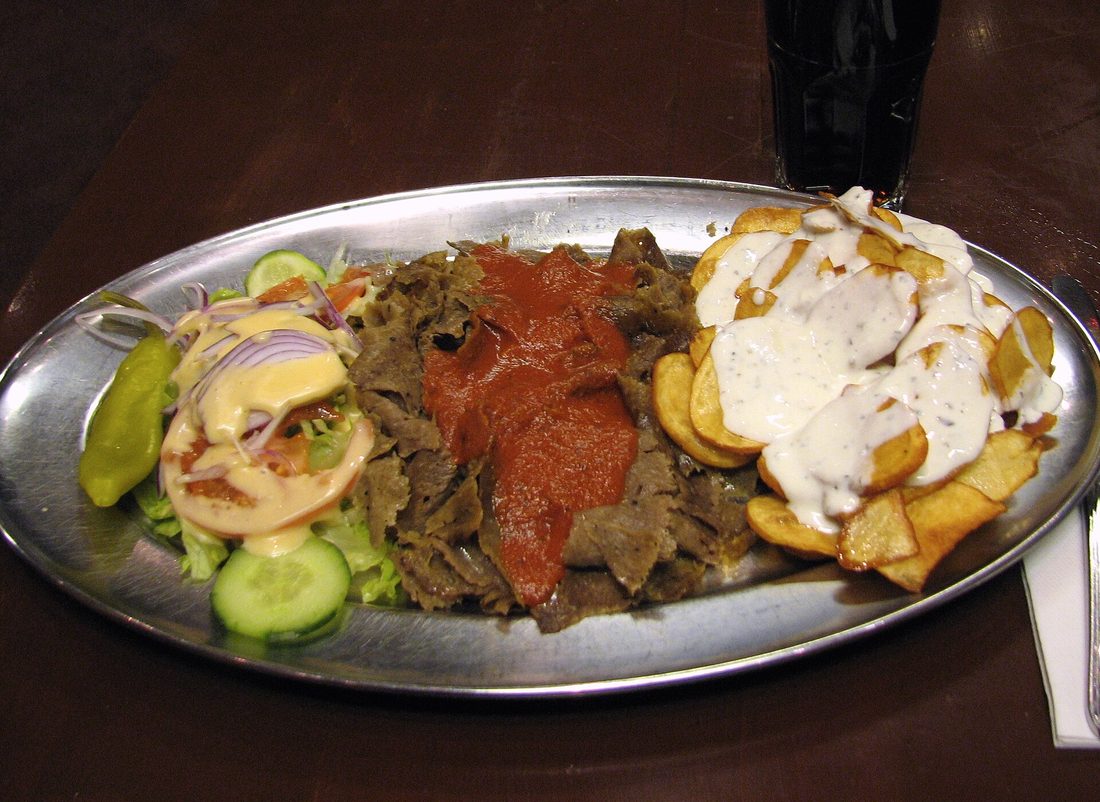 Assiette de dœner avec frites et salade