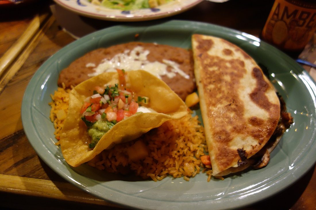 Quesadillas coupées en parts, servies avec des sauces