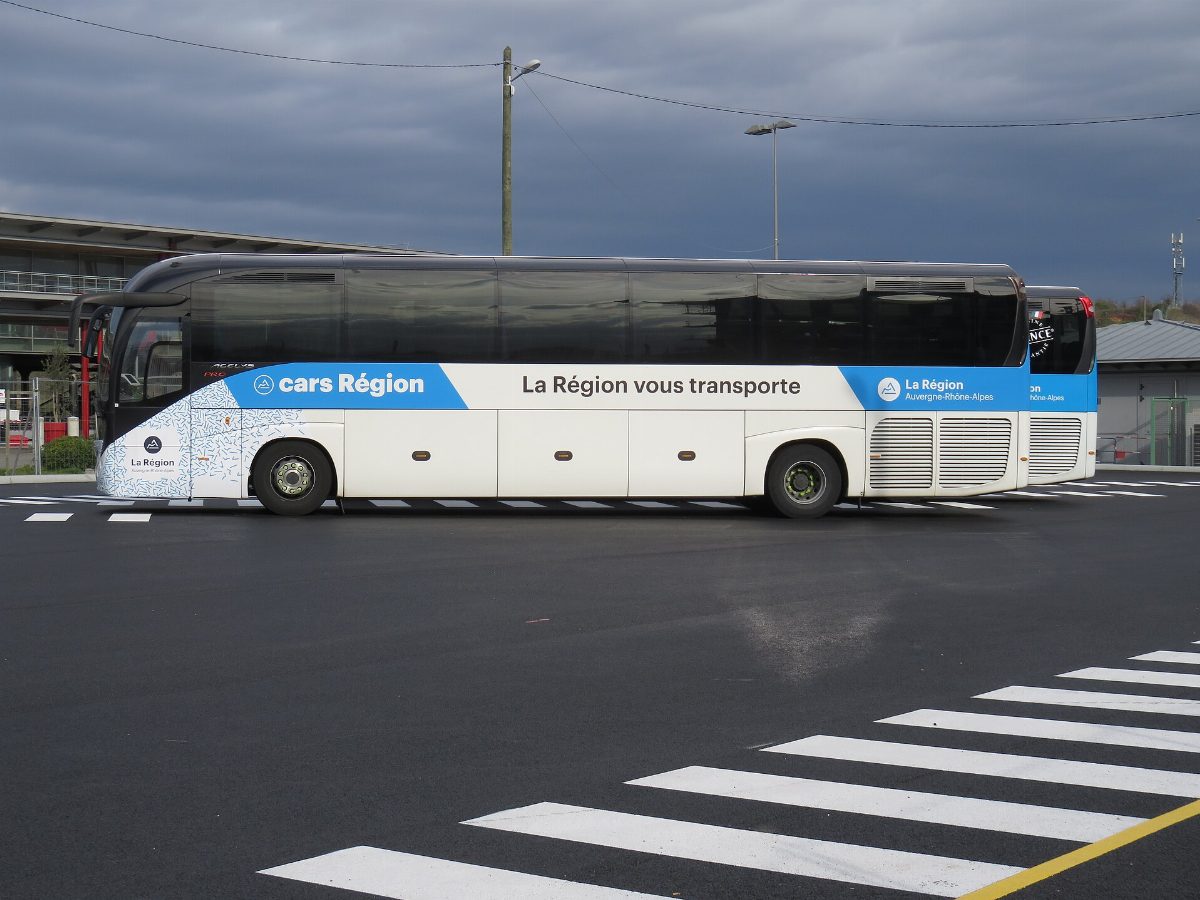 Un autocar Cars Région à la gare routière de Valence TGV