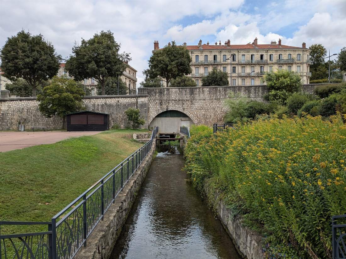 Le canal de l'Épervière à son arrivée dans le parc Jouvet