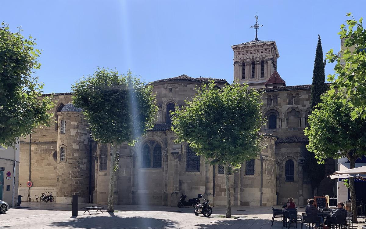 La cathédrale Saint-Apollinaire de Valence vue depuis le flanc sud