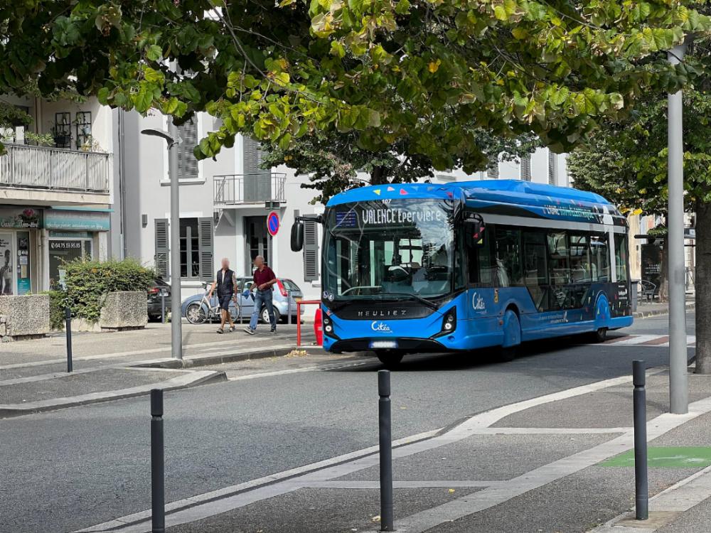 Un bus Citéa avenue Victor-Hugo à Valence