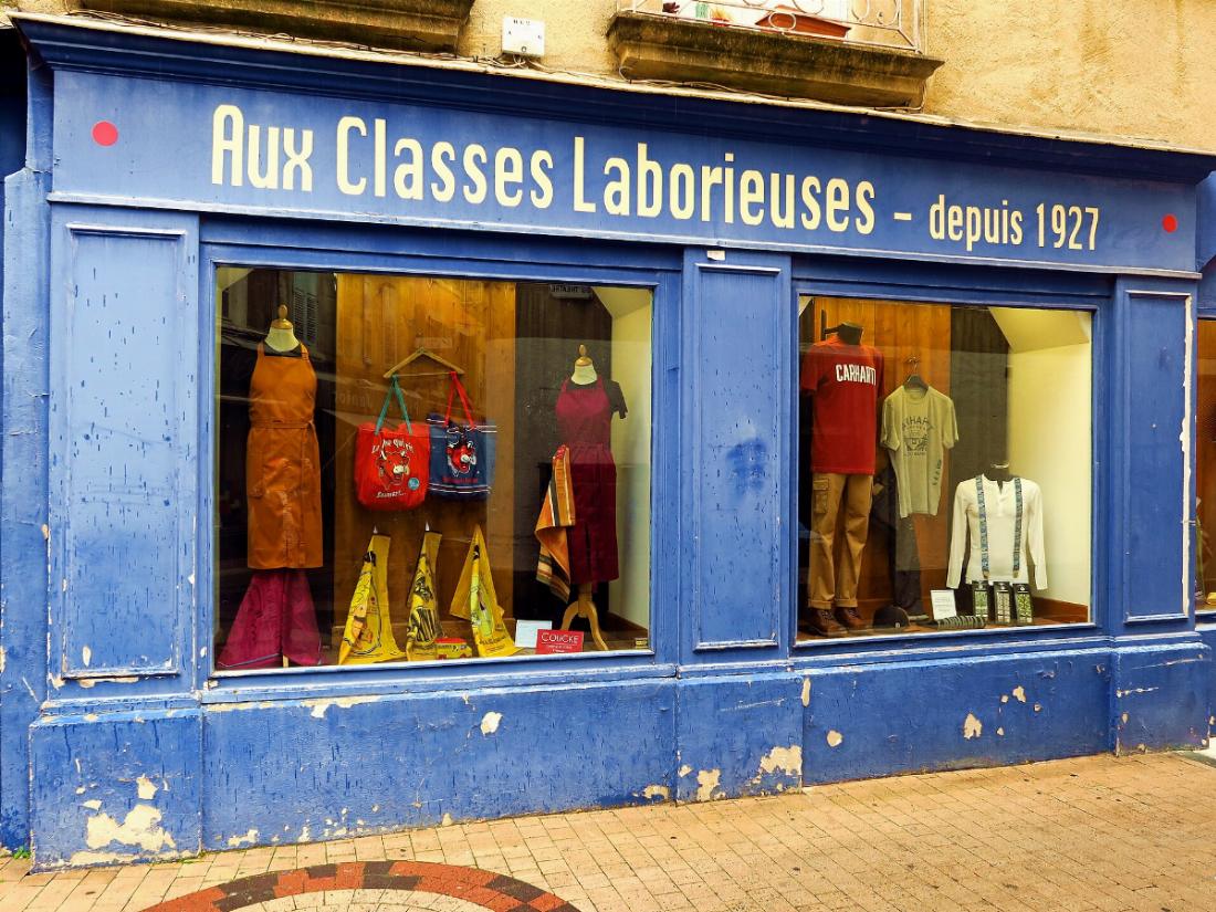 La devanture bleue d'Aux Classes Laborieuses, dans le vieux Valence