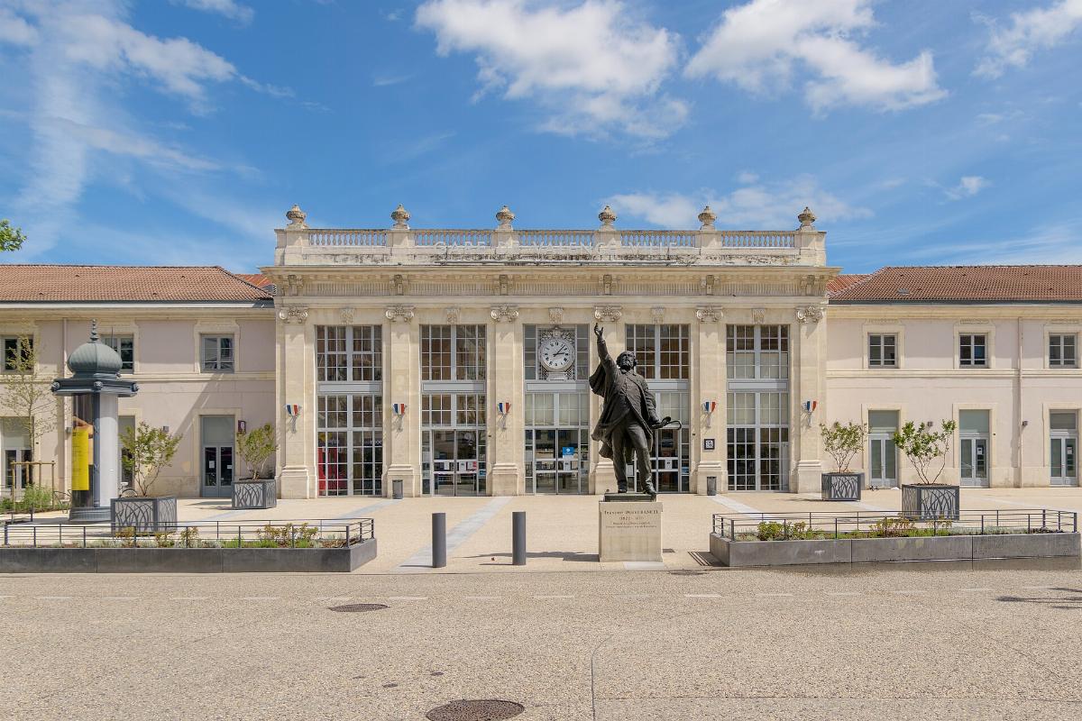 Le bâtiment voyageurs de la gare de Valence-Ville