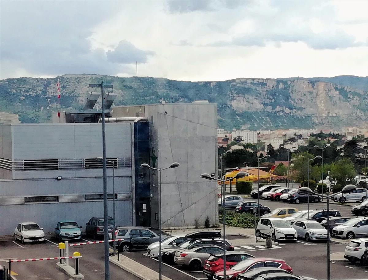 Un hélicoptère sanitaire posé à l'hôpital de Valence, derrière un parking