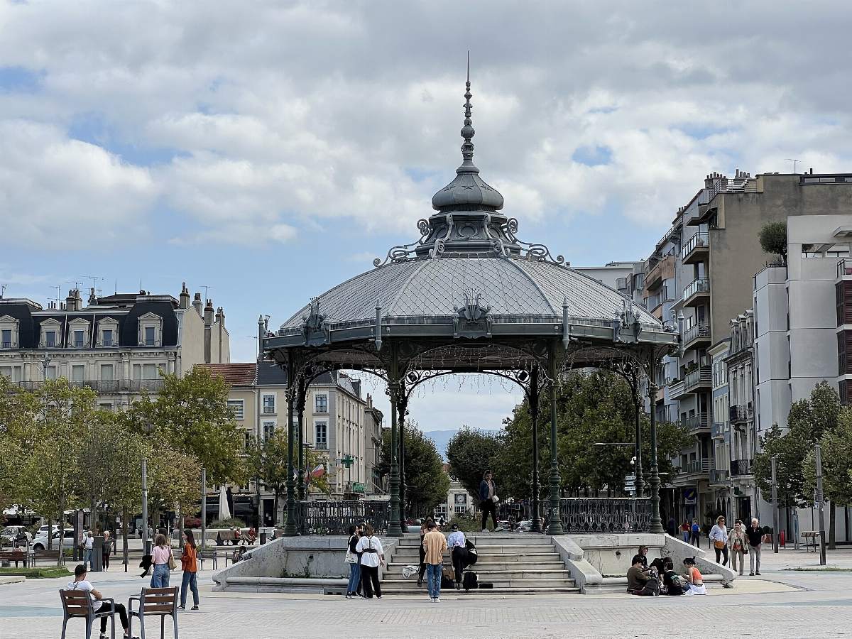 Le kiosque Peynet sur le Champ de Mars, à Valence