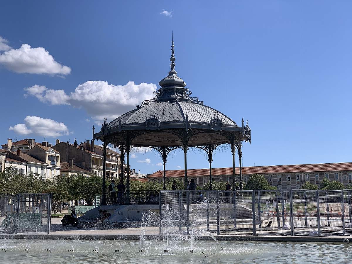 Le kiosque Peynet à Valence, qui a inspiré les amoureux de Peynet