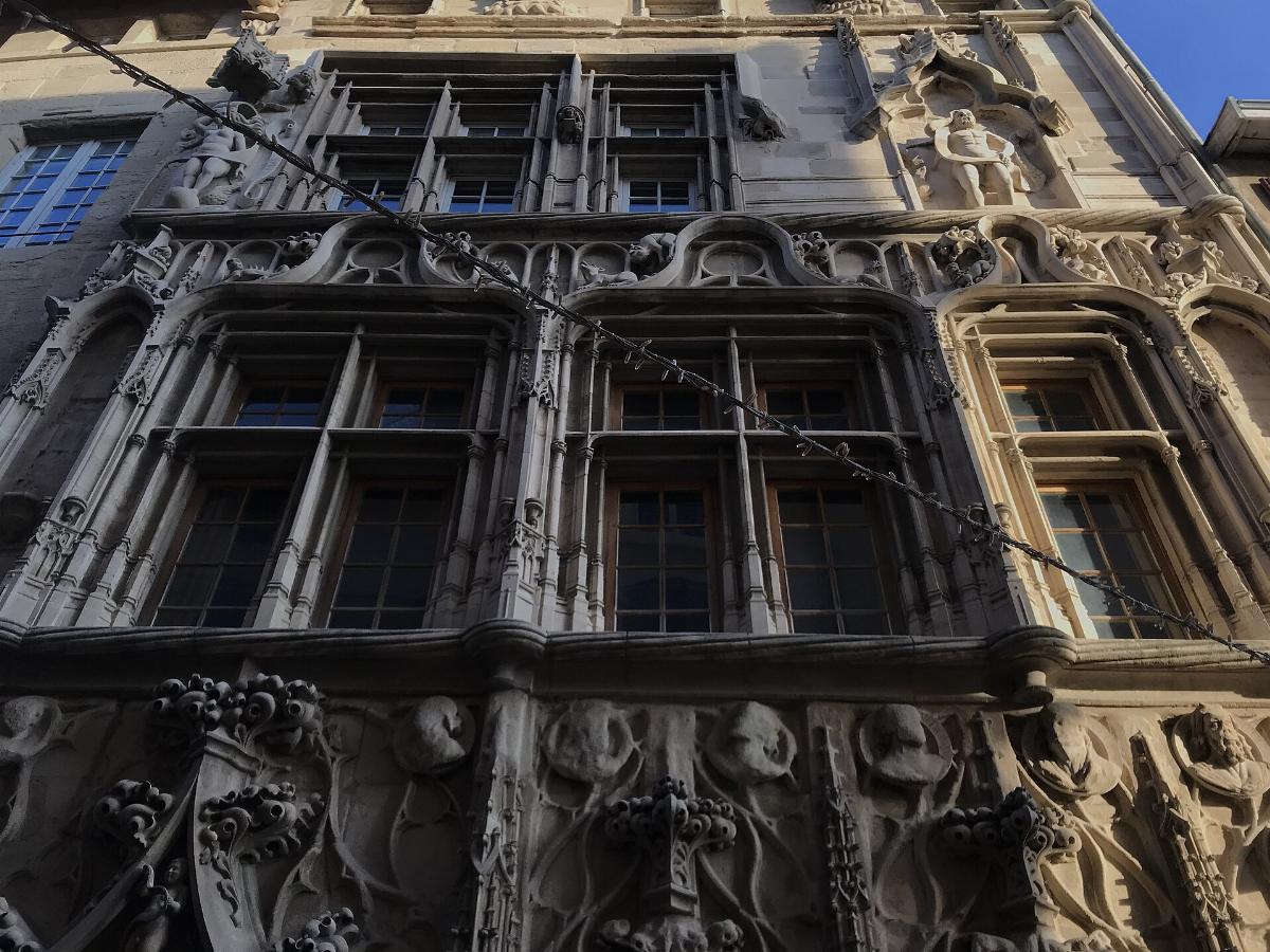 La façade sculptée de la Maison des Têtes, à Valence