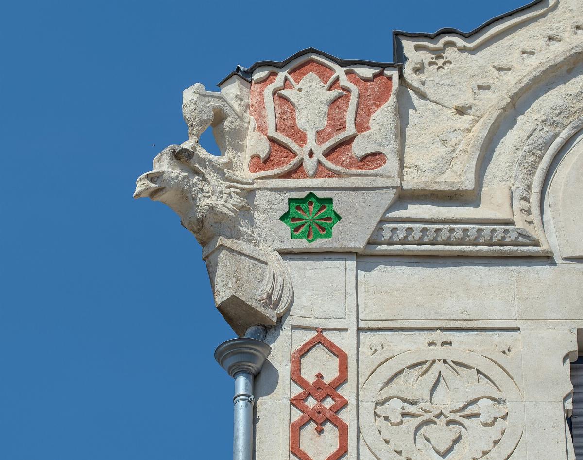 Détail de la toiture de la maison mauresque, rue Gaston-Rey à Valence