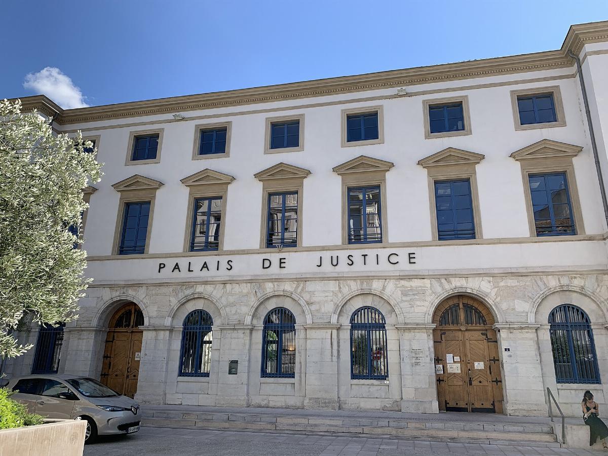 La façade du palais de justice de Valence