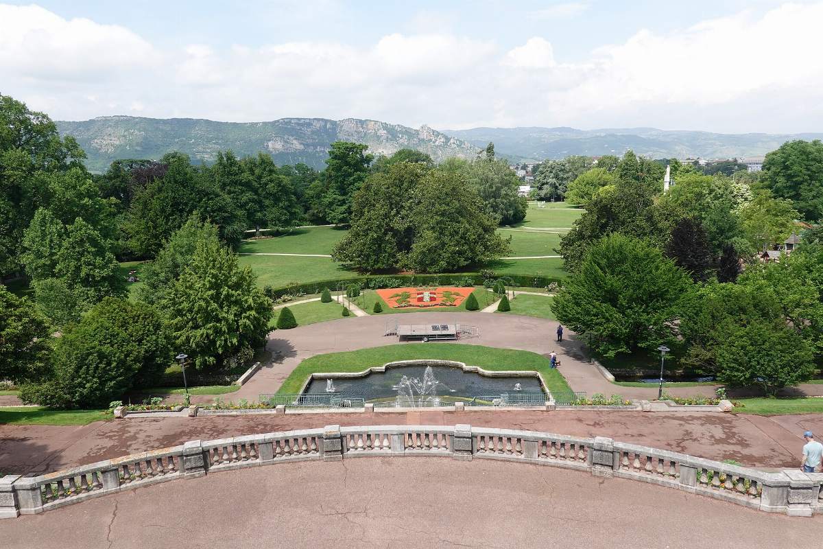 Le parc Jouvet à Valence, ses pelouses et son bassin