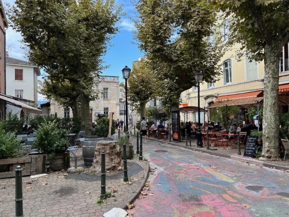 La place de la Pierre à Valence et ses terrasses