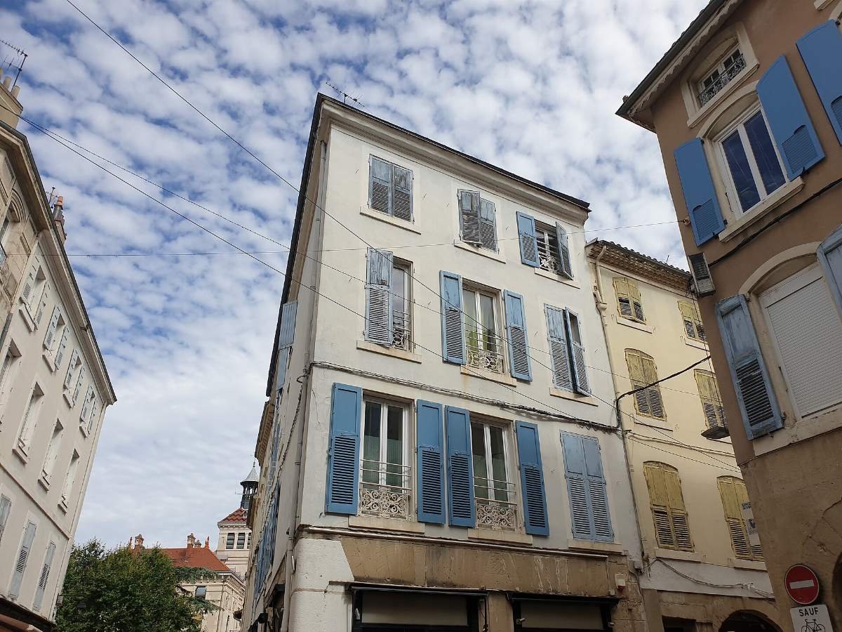 La place du Temple et ses immeubles anciens à Valence