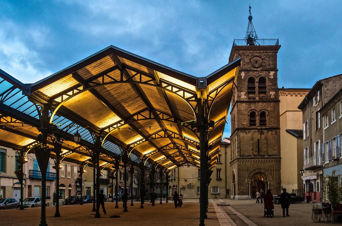 La place Saint-Jean à Valence de nuit, avec la halle et l'église