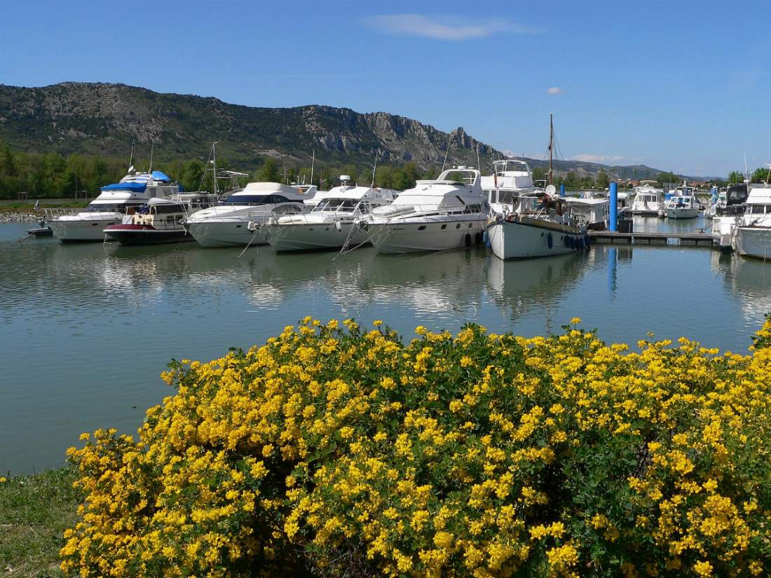 Le port de plaisance de l'Épervière à Valence, avec la colline de Crussol en arrière-plan