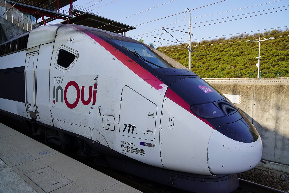 Un TGV inOui à quai en gare de Valence TGV