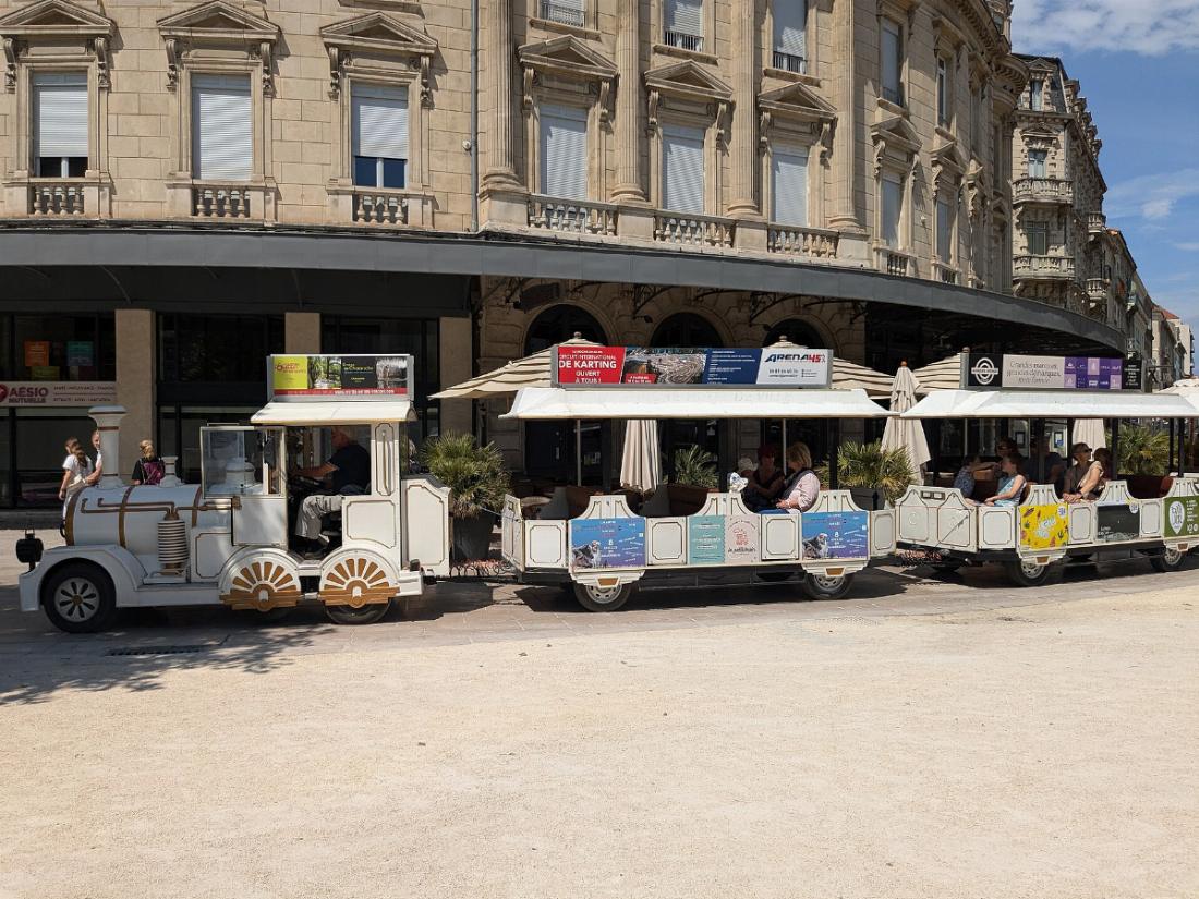 Le petit train touristique sur le boulevard Bancel à Valence