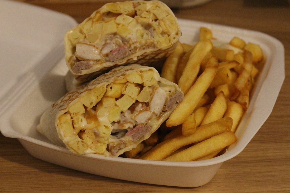 Tacos français coupé en deux, avec des frites