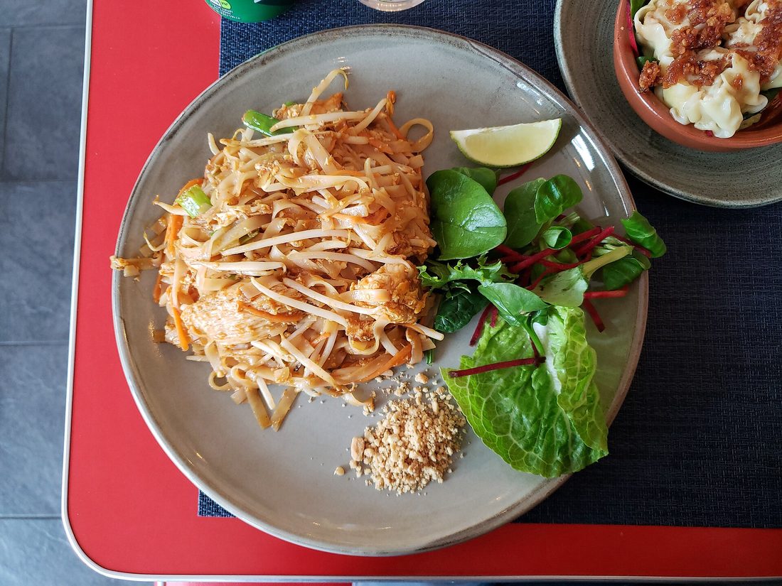 Assiette de pad thaï aux nouilles de riz