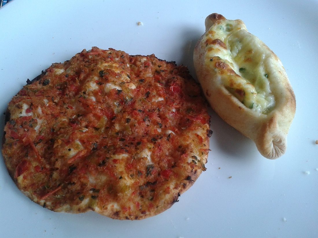 Un lahmacun et une pide au fromage