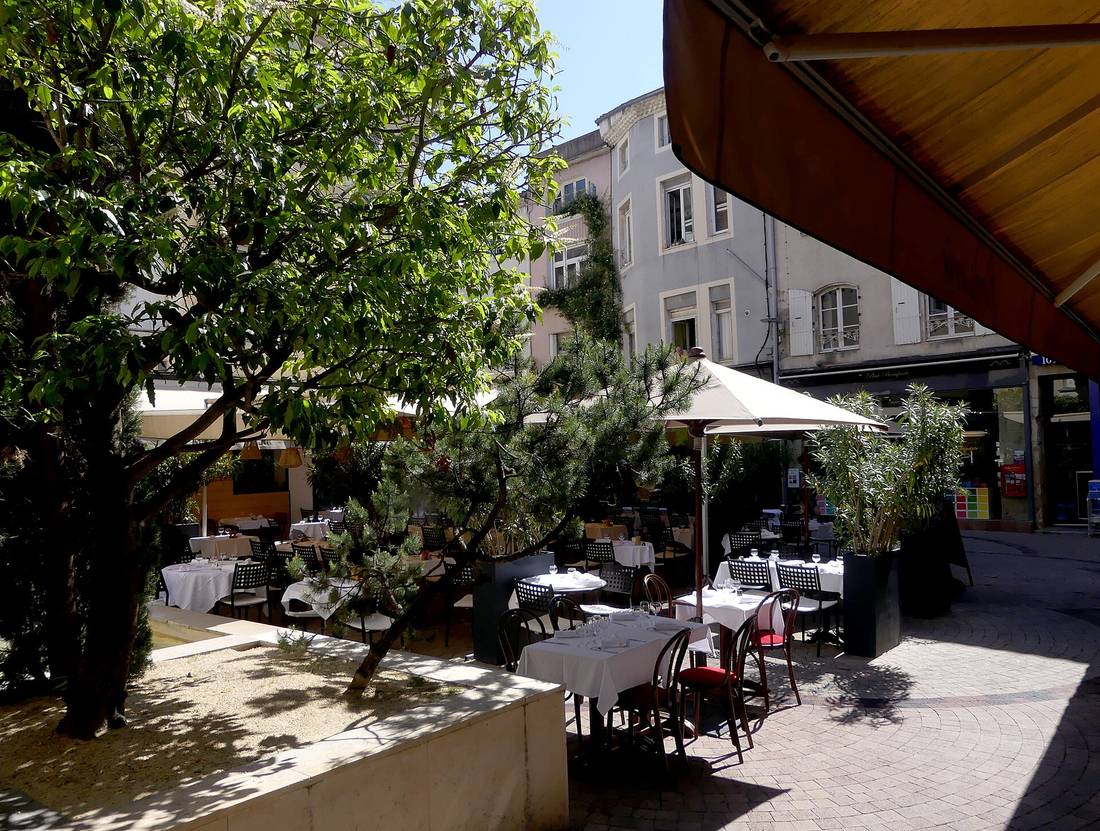 Terrasses de restaurants sur la Grande Rue à Valence