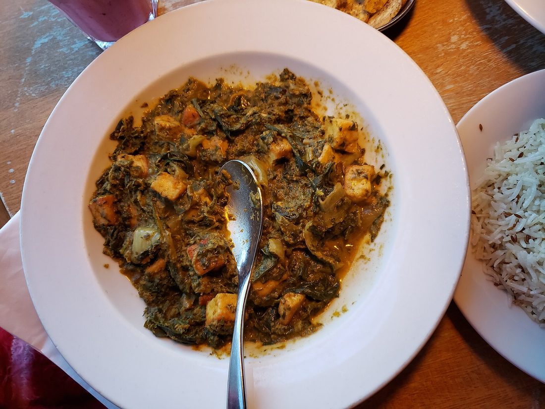 Palak paneer, épinards et fromage indien, avec du riz